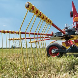 Stroj disponuje 10 pracovními rameny, každé osazené čtyřmi dvojprsty