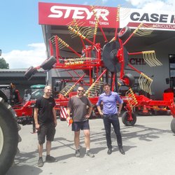 Handing over the rake SP-682D to the customer in Sinabelkirchen, on the left the owner of the company Mr. Christian Timischl